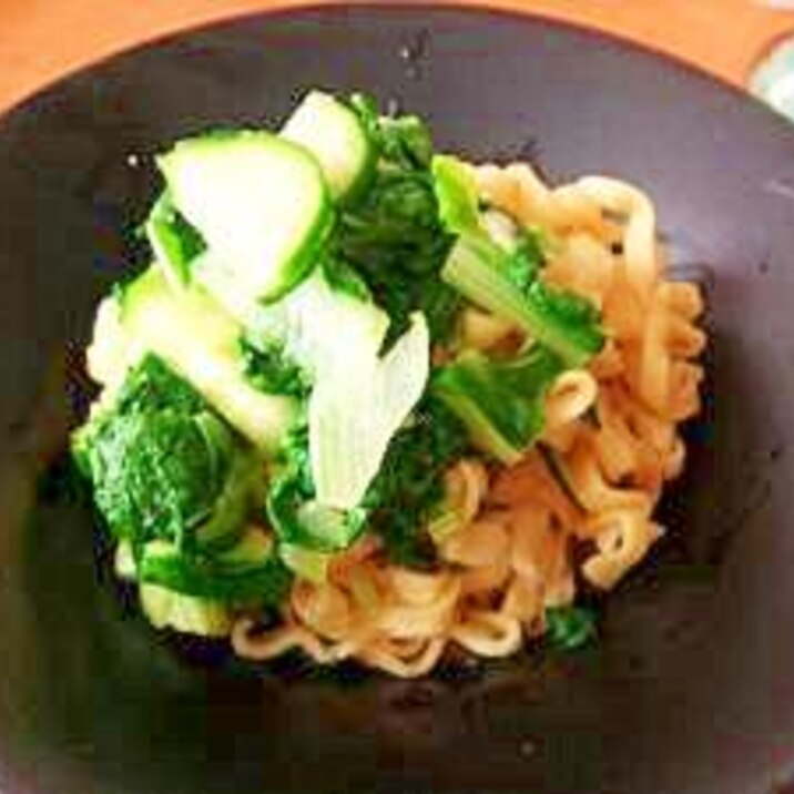 インスタント麺で冷たい菜っぱバタ麺